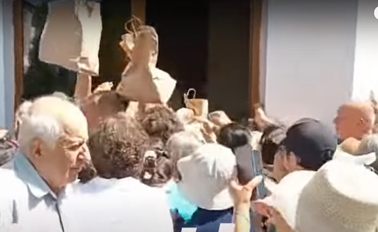 VIDEO | Imaginile UMILINȚEI la o biserică din Pitești. Oamenii s-au călcat în picioare pentru o icoană şi o pungă cu mâncare