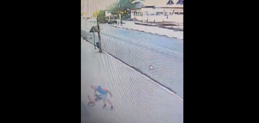 VIDEO. Cum a furat un bărbat din Găești bicicleta unui copil. Momentul a fost surprins de camerele de supraveghere