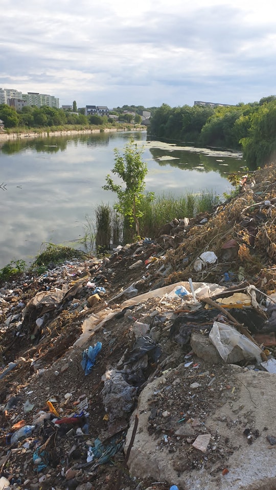Peste 300 de tone de deşeuri a fost scoase din Lacul Fundeni în doar cinci zile. Reacția „Apelor Române”