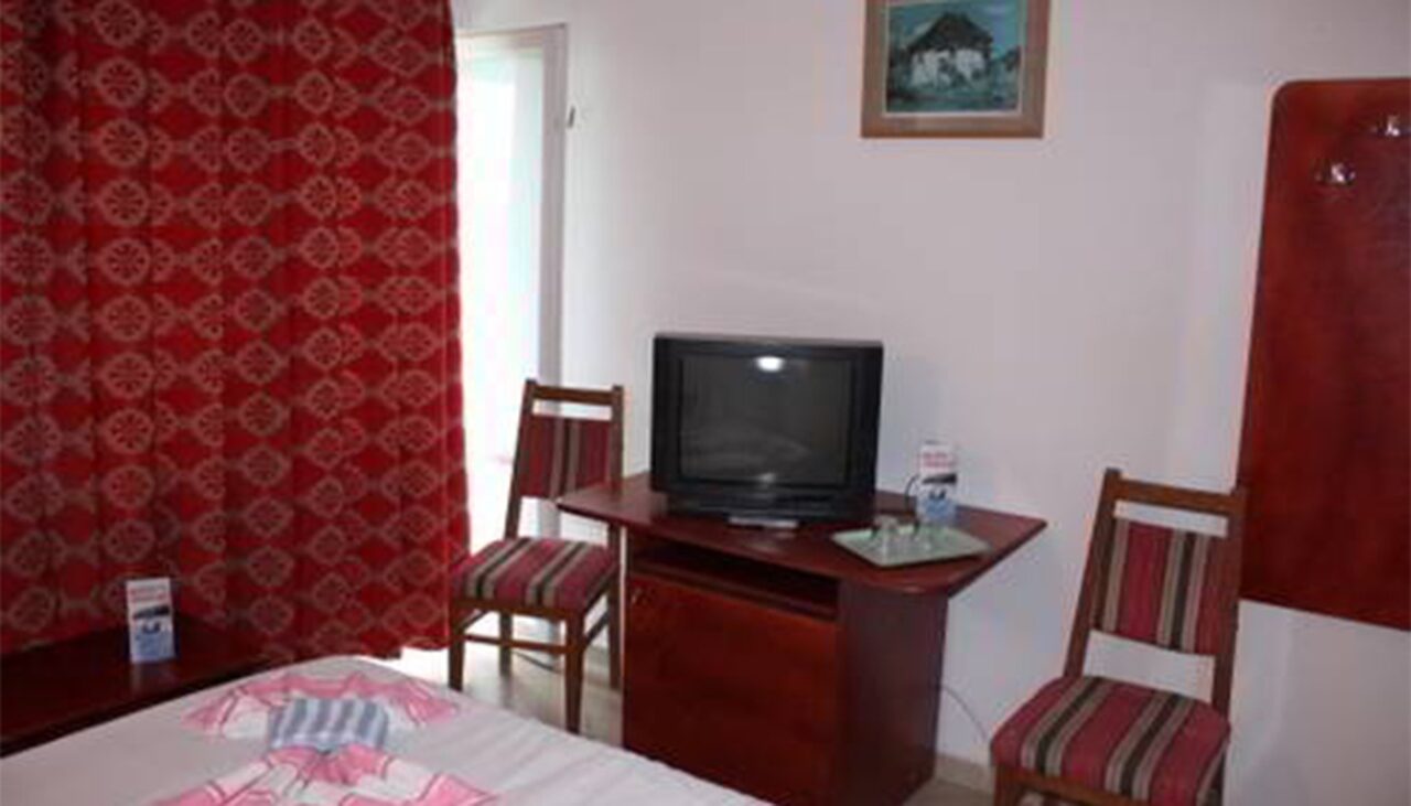 Ce a găsit un turist din Botoșani, în camera unui hotel din Eforie Sud: „Păi stai, frate, că am dat BANI pentru asta!”
