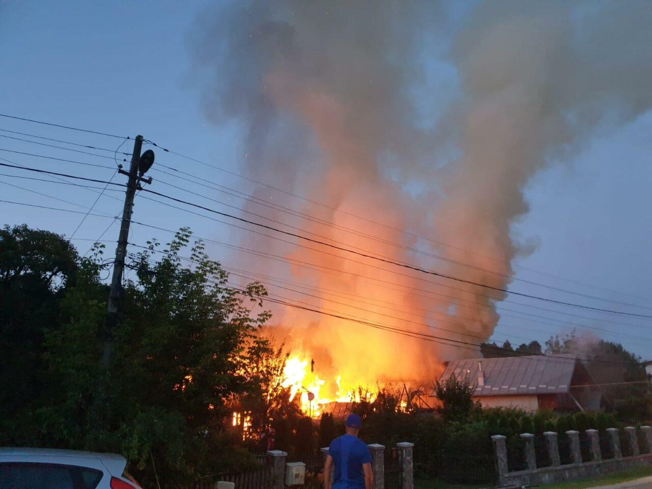 FOTO-VIDEO. Un incendiu uriaș a cuprins trei case din Prahova. Zeci de pompieri au intervenit pentru a stinge flăcările