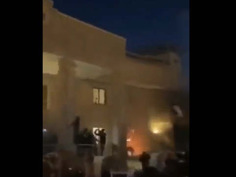 VIDEO | Ambasada Suediei la Bagdad, atacată şi incendiată din cauza arderii Coranului/ Angajaţii sunt în siguranţă, spune Ministerul suedez de Externe