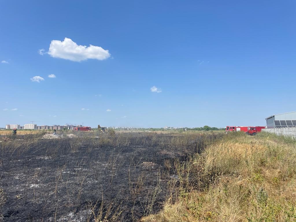 FOTO: Incendiu de vegetație în Sectorul 5 / Acționează 15 autospeciale de pompieri / Circulației feroviară între Basarabi si Dorobanțu, blocată