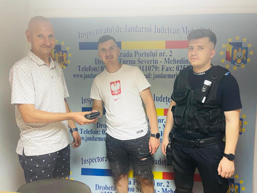 Portofel cu 1500 de euro și mai multe documente a fost găsit de un jandarm și restituit  proprietarului
