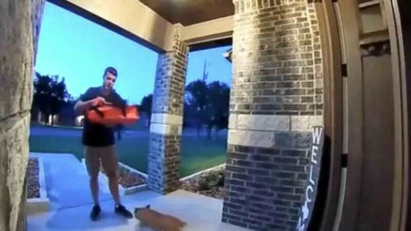 VIDEO | Ce a pățit un livrator de pizza care a înjurat o clientă, nemulțumit de bacșișul primit. Câți bani îi oferise femeia