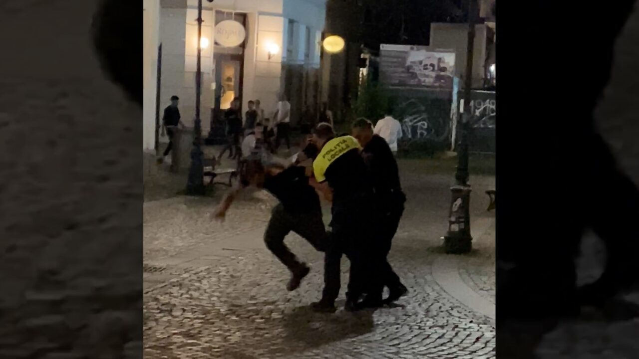 EXCLUSIV | Scene comice cu patru polițiști locali care încătușează un bărbat, în Centrul Vechi. Agenții au căzut unii peste alții!