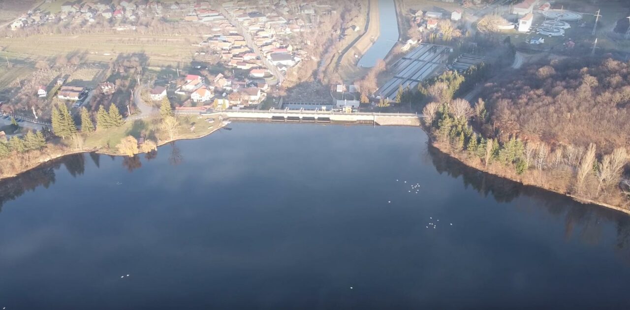 Colțul de RAI din România care te face să te simți ca în Maldive. Cazarea costă 100 de lei pe noapte