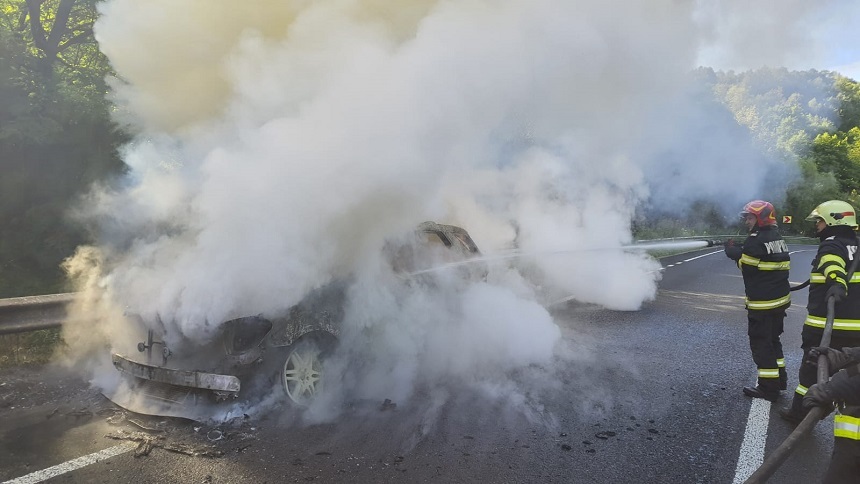 O mașină luat foc în mers, în Caraș-Severin, iar șoferul a încercat să stingă singur flăcările