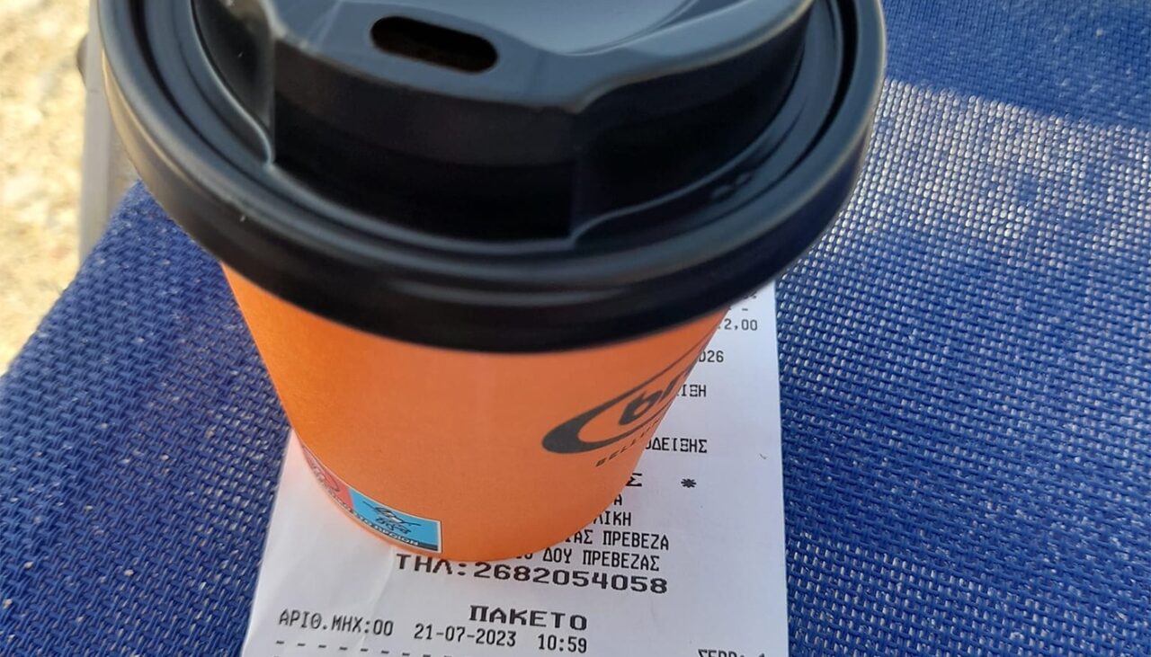 Au crezut că NU VĂD BINE nota de plată! Câți euro au plătit doi români pe două cafele, două sticle cu apă plată și două șezlonguri, în Grecia