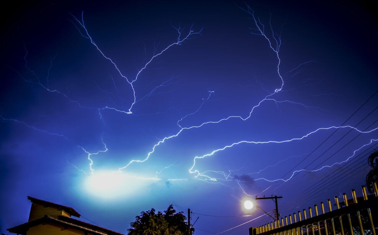 Vijelii extreme, cu caracter distructiv! Severe Weather Alert – România anunță COD ROȘU de fenomene meteo extreme