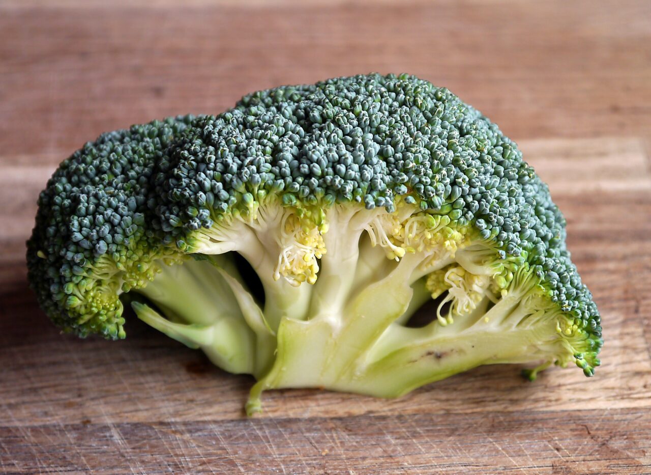 IREAL! Ce a a descoperit un bărbat în punga cu broccoli pe care a cumpărat-o dintr-un supermarket