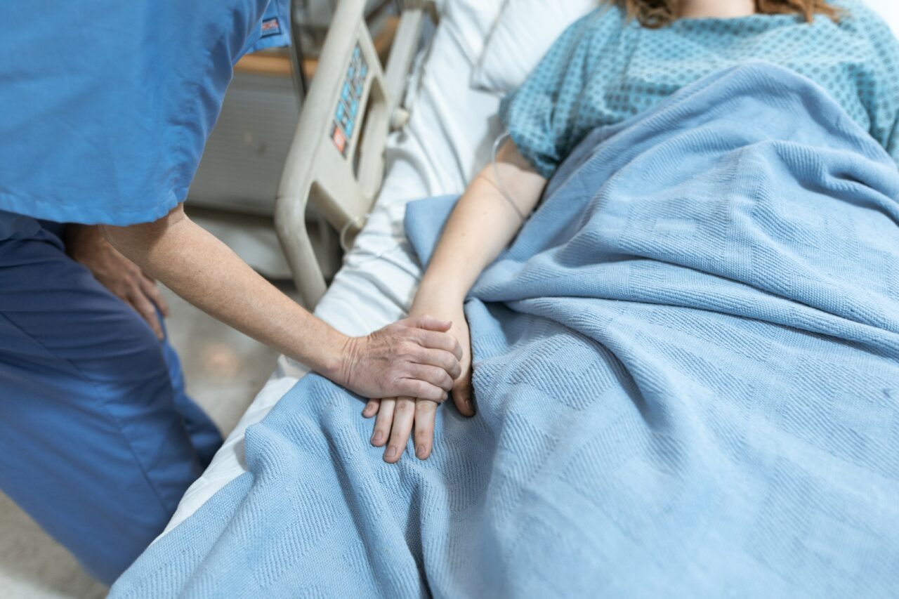 Trupul unei femei era dus către crematoriu, când aceasta a deschis ochii. Incredibil ce a urmat