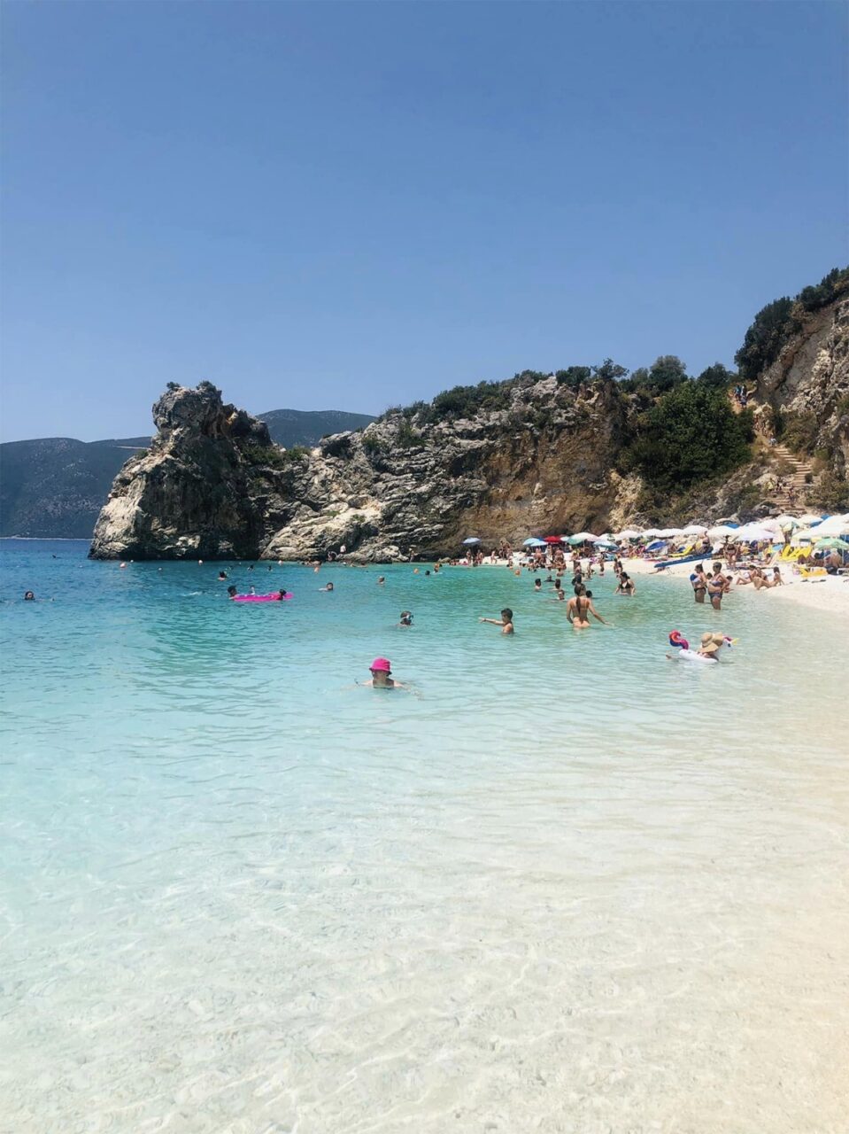 Ce a făcut un român cu mai multe lucruri găsite pe o plajă din GRECIA. „Polițiștii au spus că e un lucru rar”