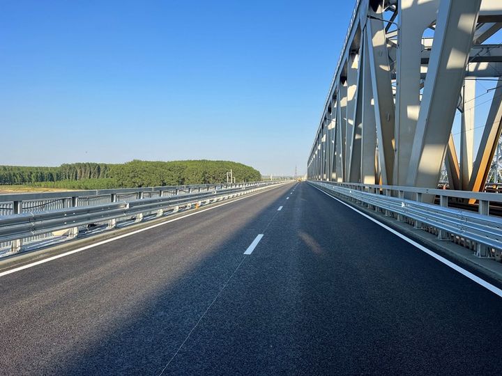 Se circulă din nou pe Podul de la Fetești de pe Autostrada Soarelui. Sorin Grindeanu: Taxa pentru plata tarifului de tranzitare va rămâne suspendată
