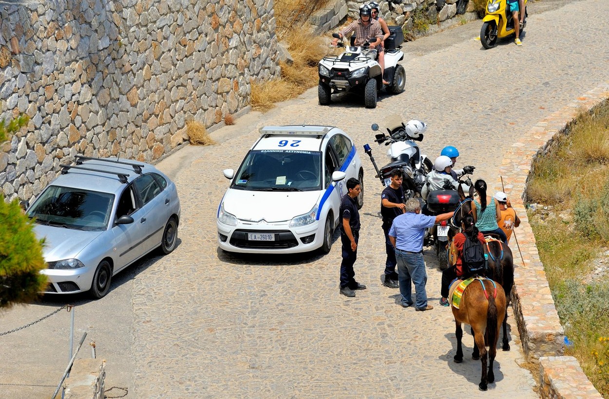 Mai mulți turiști români din GRECIA se plâng că sunt „vânați” de polițiștii rutieri: „Sunt puşi să amendeze maşinile cu numere româneşti“