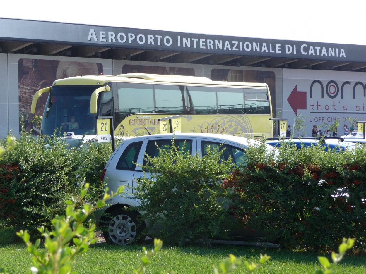INCENDIU pe un aeroport important din Italia. Zborurile au fost suspendate până miercuri