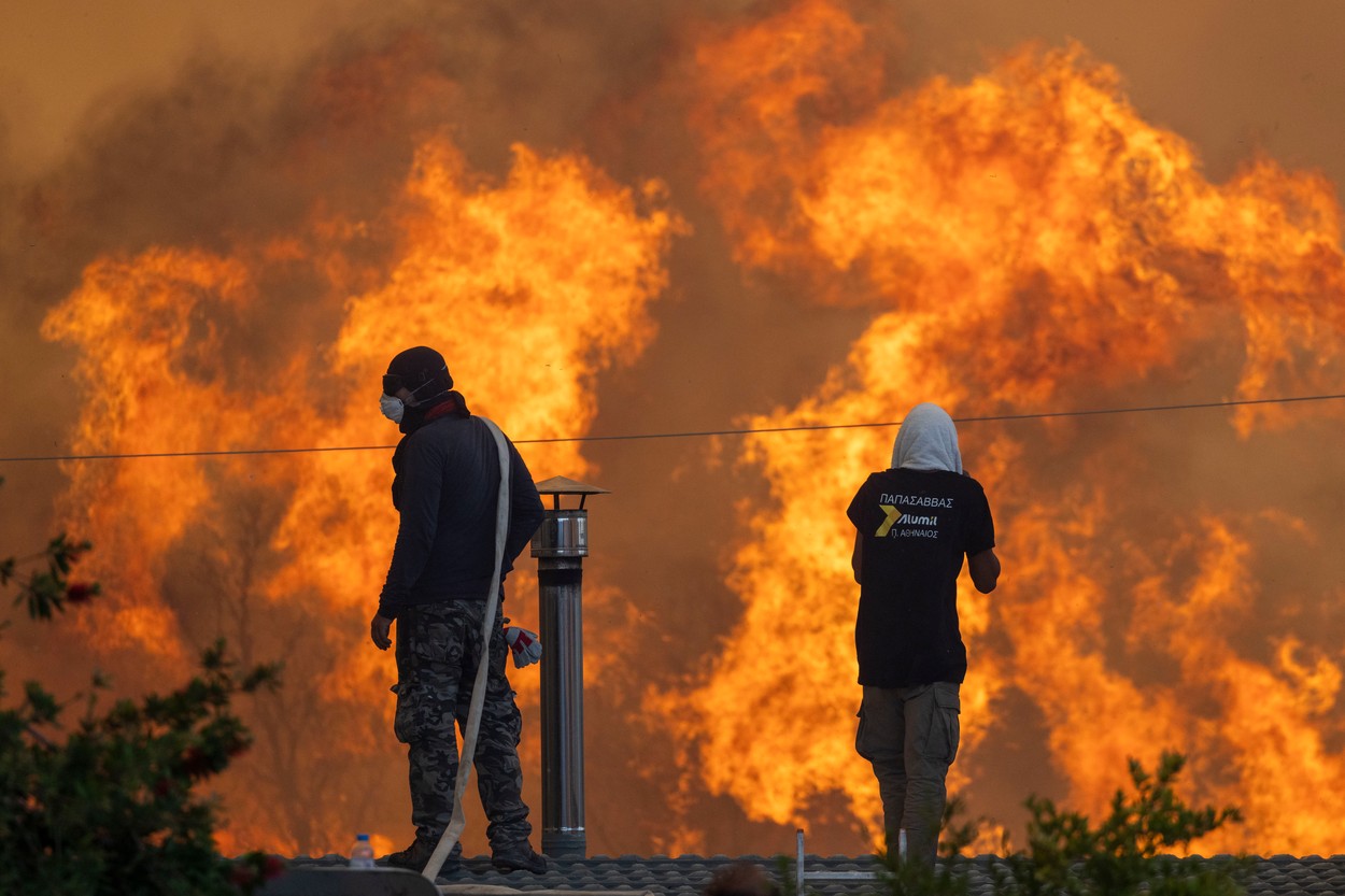 Autoritățile elene se pregătesc pentru ce este mai rău. Insulele grecești se topesc la temperaturi de peste 40°C, iar riscul de INCENDII este ridicat