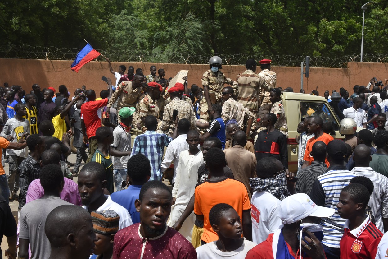 Halucinant! În Niger, oamenii cer venirea Rusiei la putere și dau foc steagurilor Franței