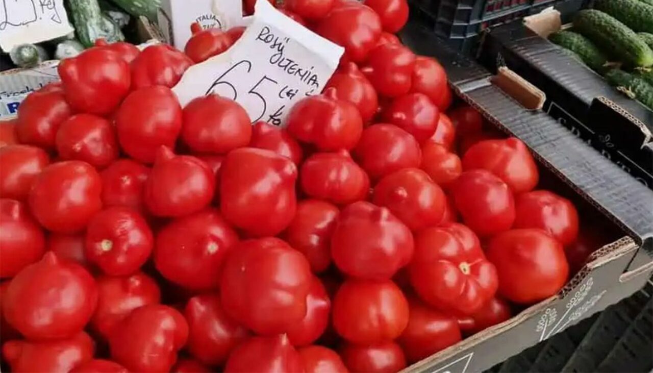Localitatea din România în care 1 kilogram de roșii se vinde cu doar 70 de bani. În piețe, s-au dat de 100 de ori mai SCUMP!