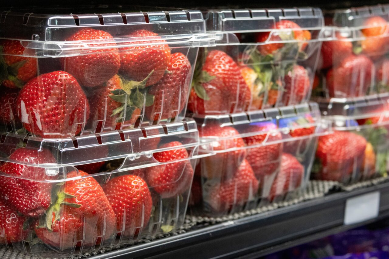Cât costă acum kilogramul de CĂPȘUNI în supermarket. Când a văzut prețul, o tânără a cumpărat doar o căpșună
