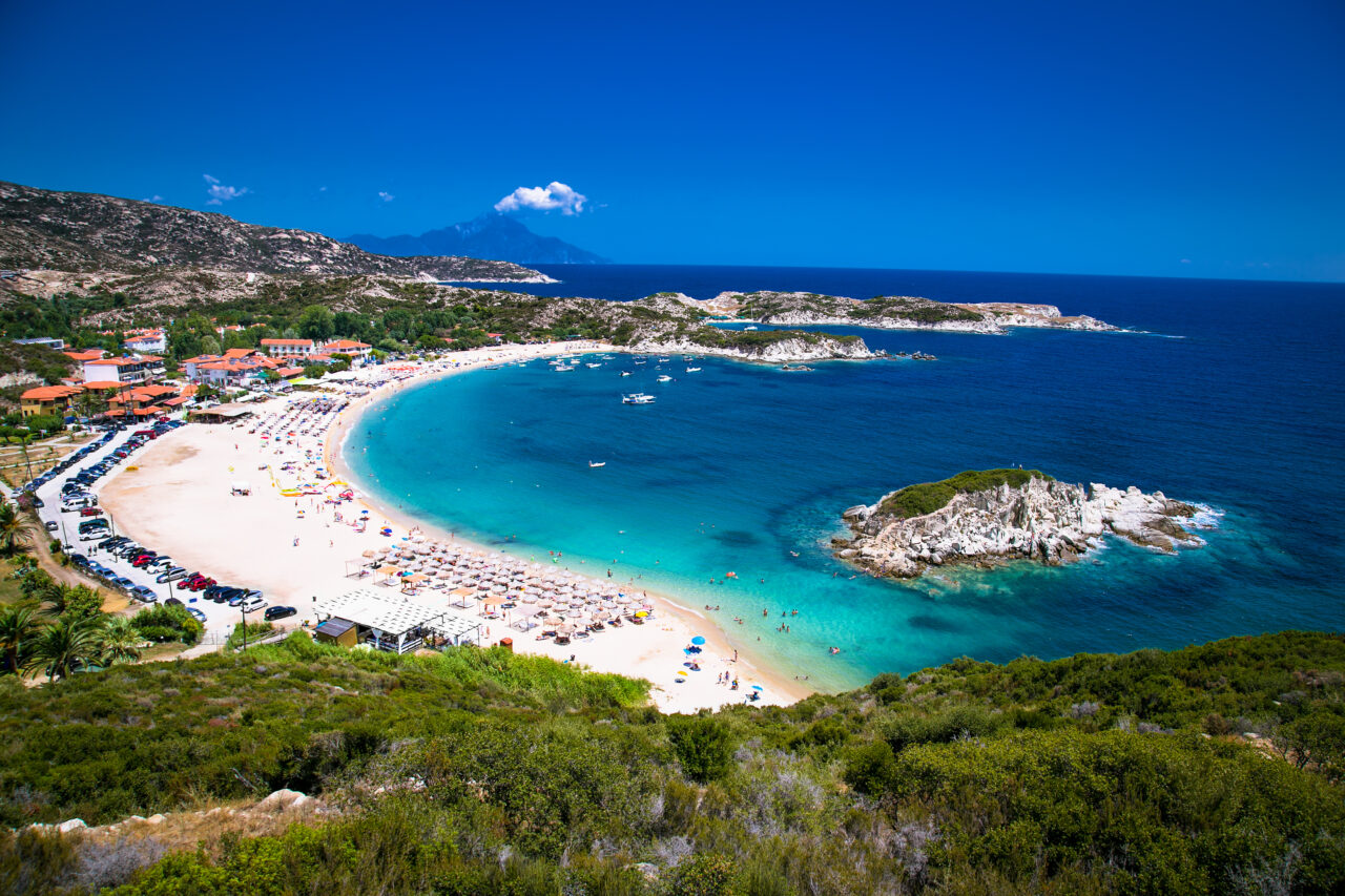 Amendă USTURĂTOARE pentru o agenție de turism din România, după ce a distrus vacanța unor români, în Grecia