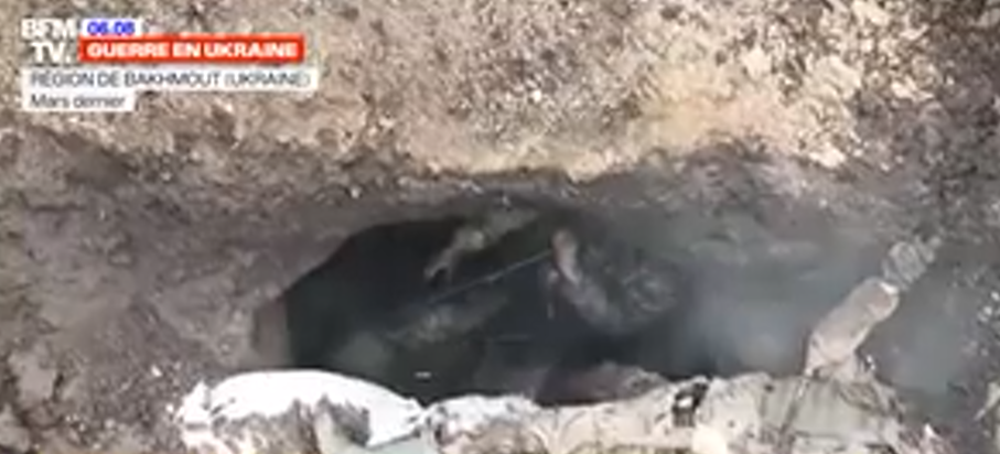 Imagini greu de privit! Un soldat rus, înconjurat de cadavrele camarazilor, se sinucide