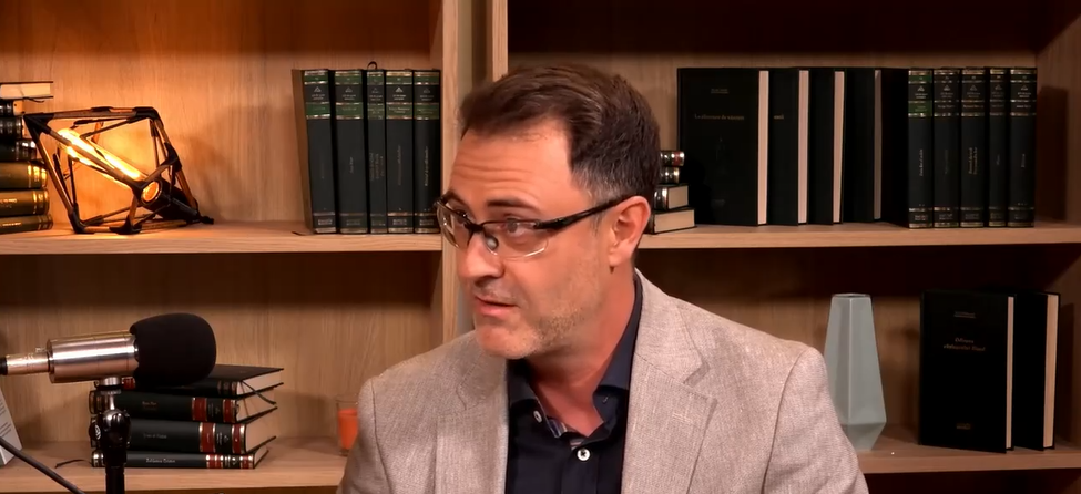 VIDEO | Pianistul Ștefan Doniga, la podcastul ALTCEVA, despre sunetele copilăriei de la Galați: „Părinții m-au îmbăiat în muzică clasică, de mic”