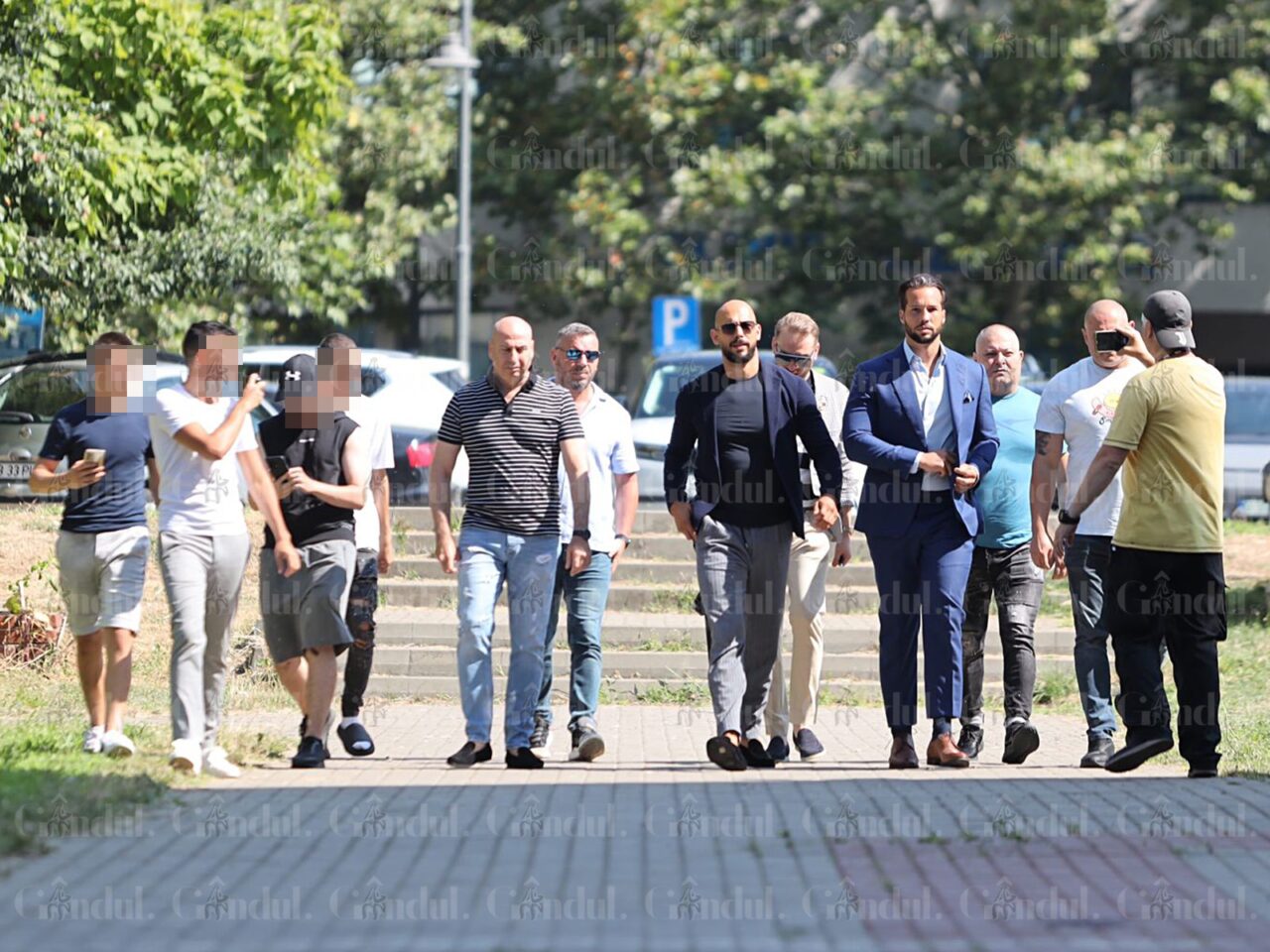 Frații Tate au venit la Tribunalul București flancați de o armată de bodyguarzi. Britanicii speră să scape de arestul la domiciliu | FOTO