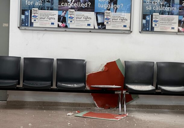 Tavanul sălii de așteptare a Aeroportului Sibiu s-a prăbușit în plină zi. „A căzut între scaune”