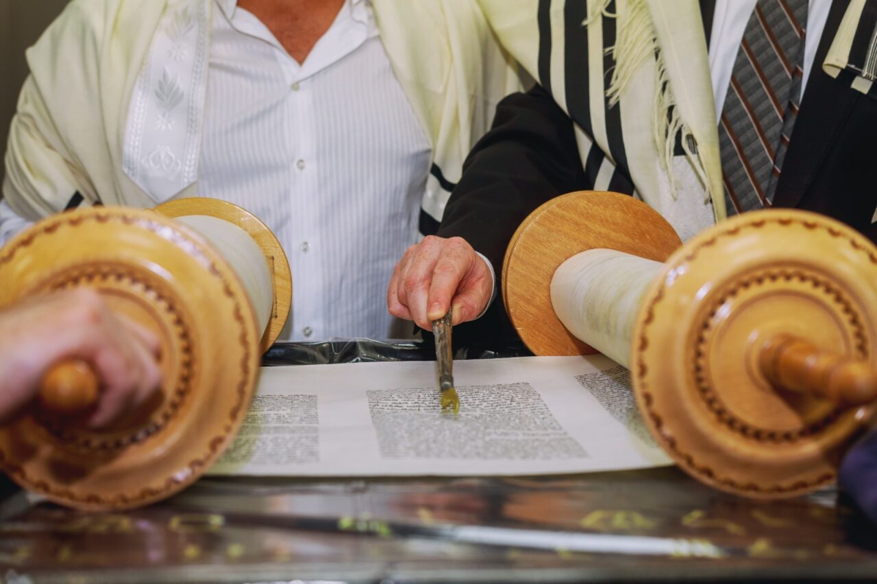 Un suedez a primit aprobarea să ardă Biblia și Tora în fața Ambasadei Israelului din Stockholm. Ce reacție a venit de la Tel Aviv