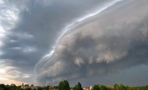 Inevitabil, o tornadă se îndreaptă spre România. Furtuna va lovi dinspre nord-vest în câteva ore
