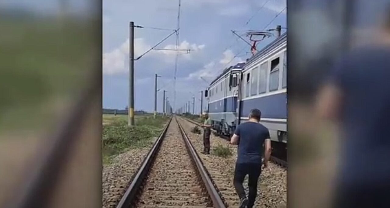 Sute de călători, BLOCAȚI peste 12 ore în trenul care urma să îi ducă la mare. Alți pasageri așteptau pe peronul gării Timișoara Nord