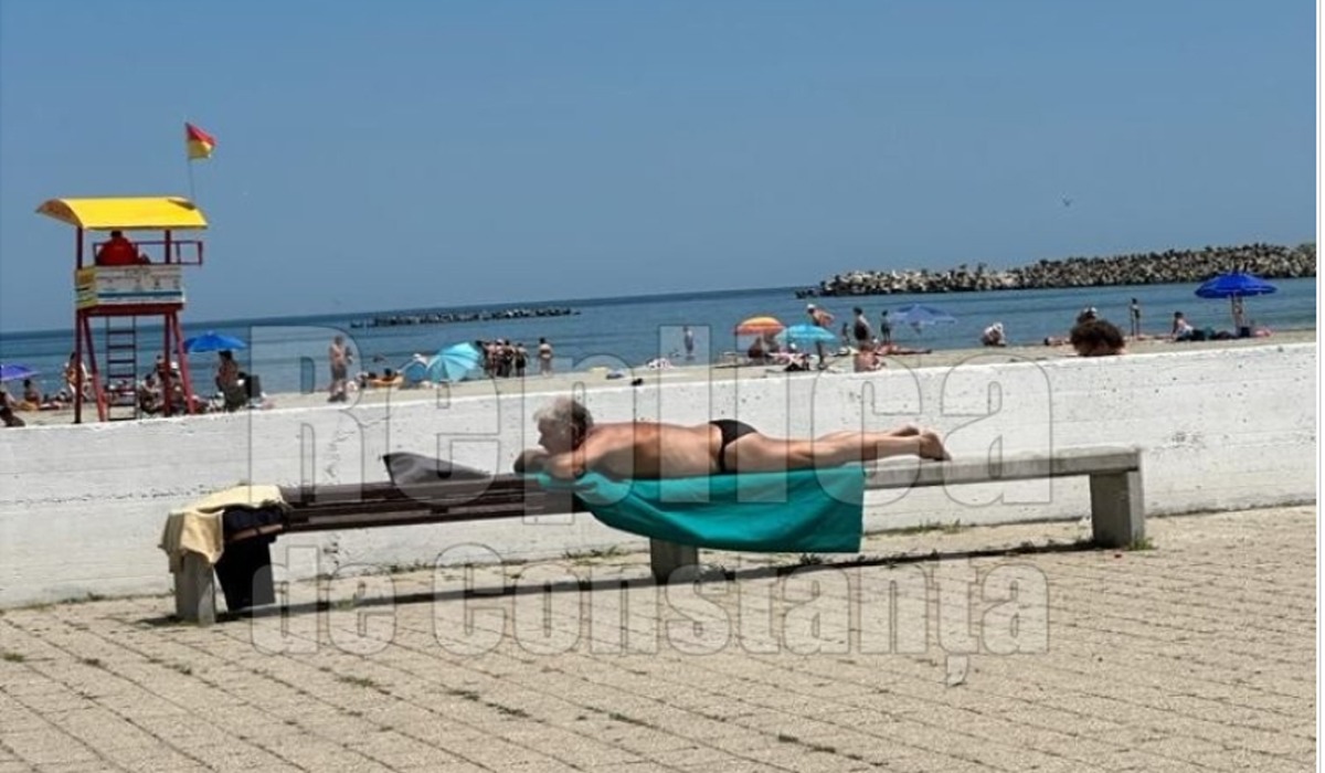 Un turist din Mamaia a ales să se bronzeze pe o bancă, ca să nu plătească pentru un ȘEZLONG. „De ce să dau 100 lei, când pot să fac plajă moca?”