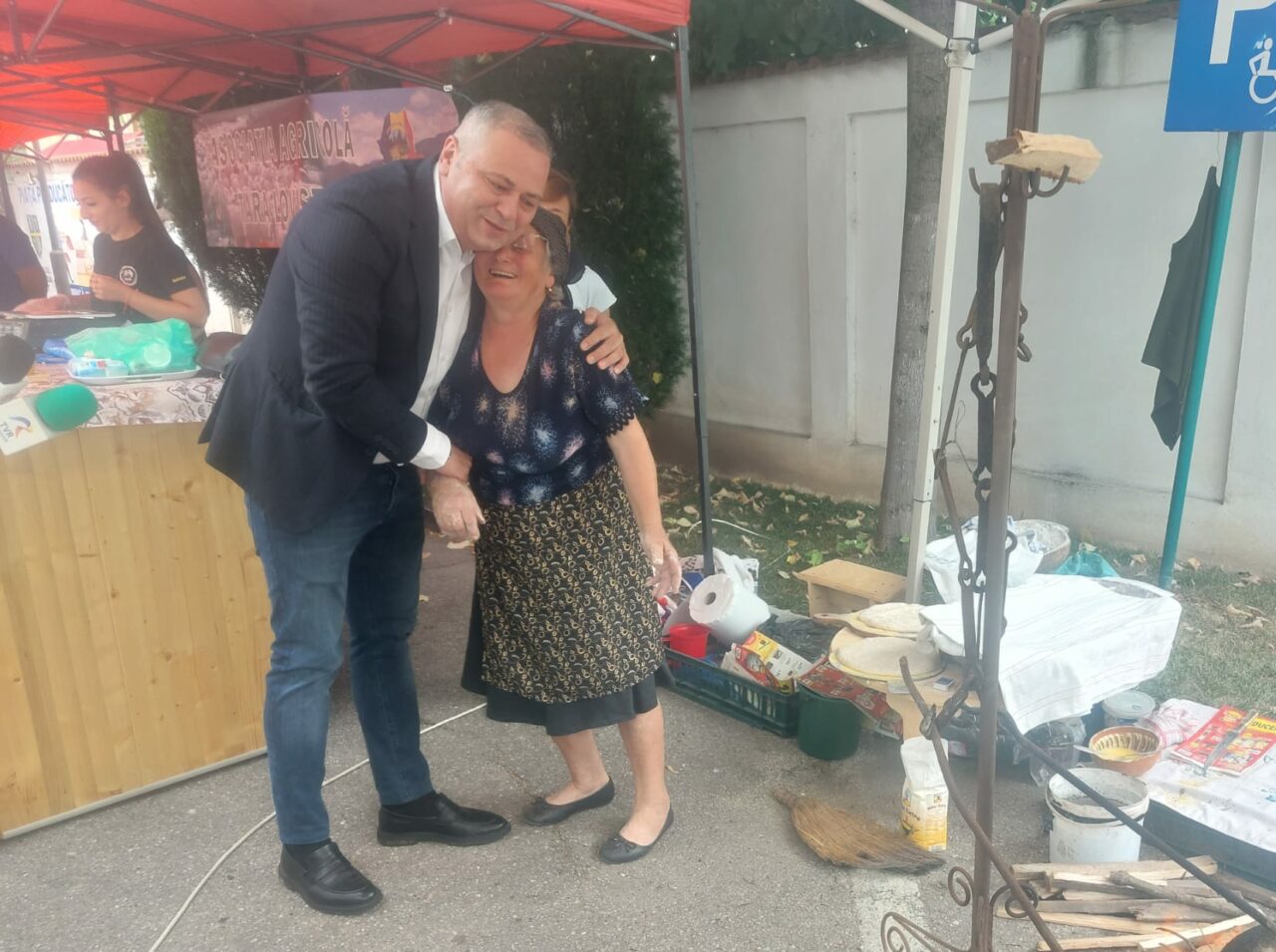 A fost inaugurată piața volantă din curtea Consiliului Județean Olt. Ministrul Agriculturii, confundat cu prim ministru