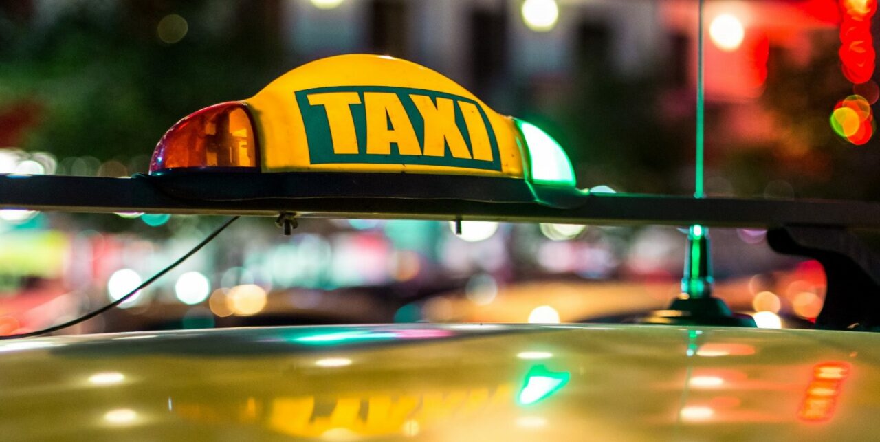 Cel mai corect TAXIMETRIST din România, răsplătit după ce i-a returnat unui client geanta cu 40.000 de euro. Cadoul neașteptat primit