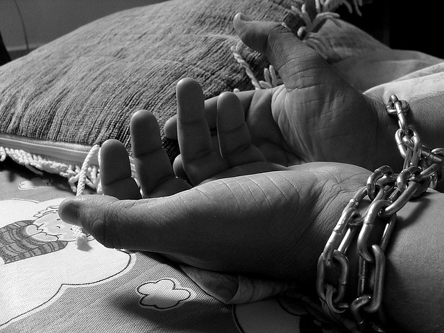Minore din Prahova, exploatate sexual într-o casă din București. Fetele erau legate cu CĂTUȘE ca să nu fugă