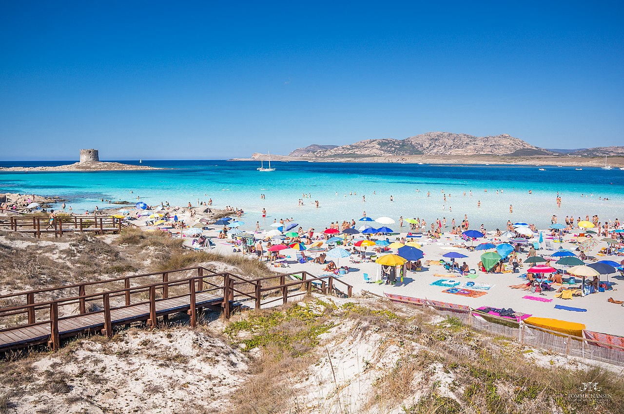 A comis-o în vacanța din Sardinia. Un turist, prins cu 41 kg de pietre în maşină / Italia are legi stricte, iar amenzile sunt URIAȘE