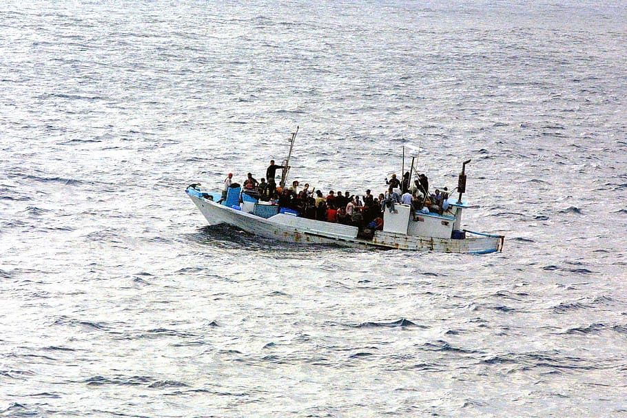 NAUFRAGIU în Mediterana. Cel puțin 30 de migranți sunt dați dispăruți