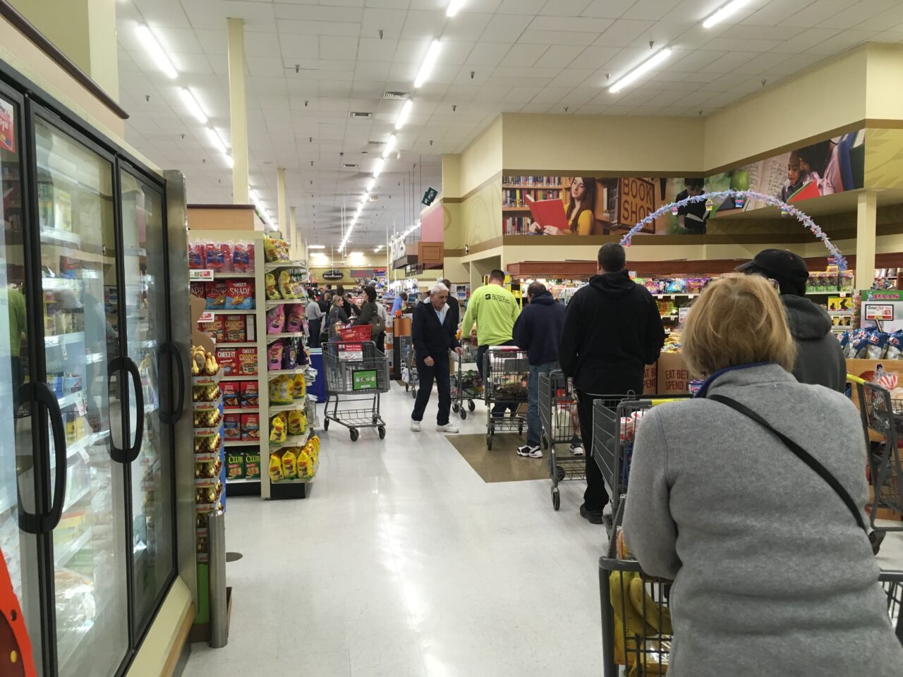 Anunțul care i-a ȘOCAT pe clienții unui supermarket din Vaslui: „Deschidem casa 3 pentru români”