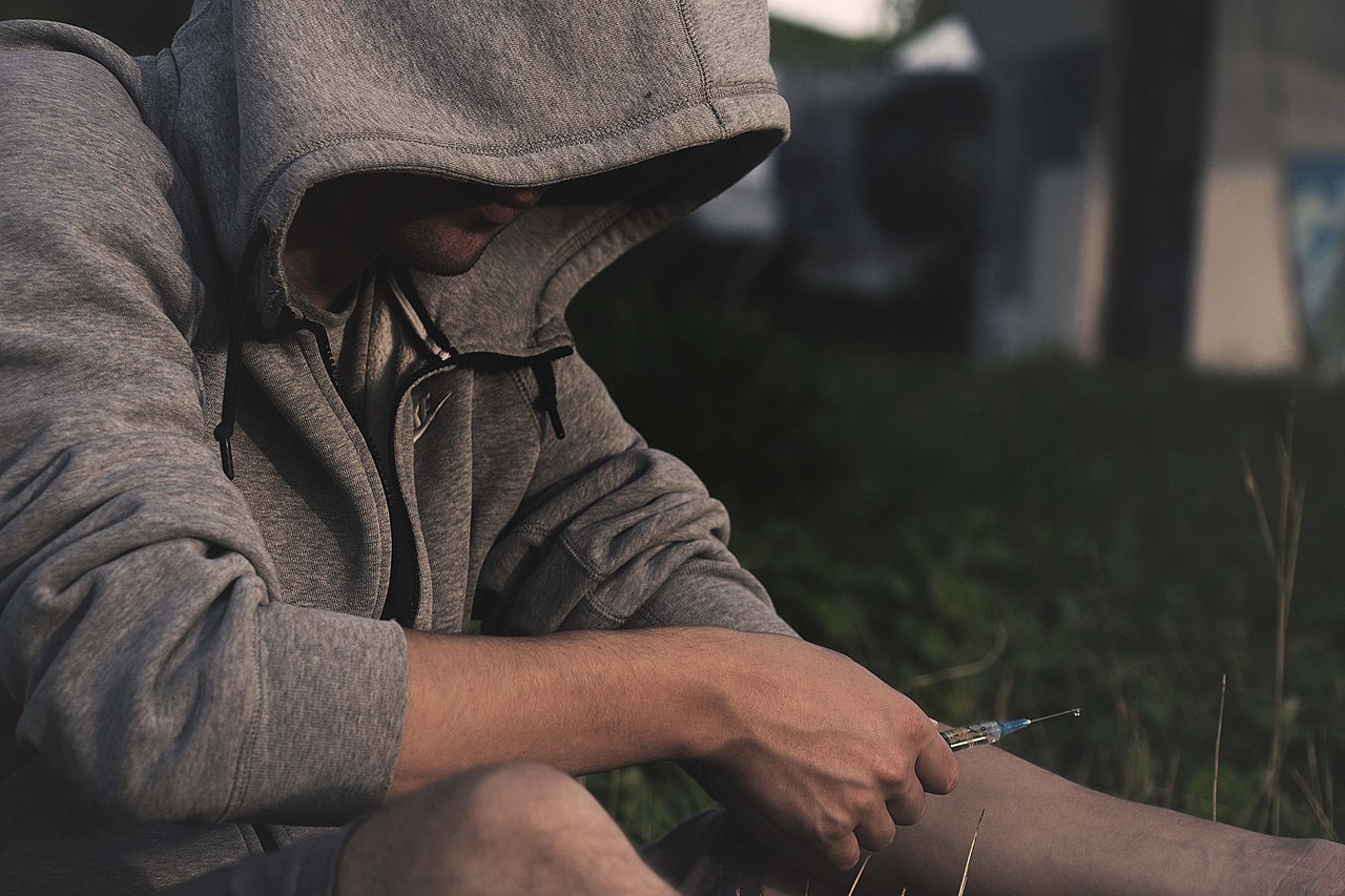 Scene apocaliptice într-o mare capitală din Europa. Oamenii care consumă acest DROG devin „morți umblători”