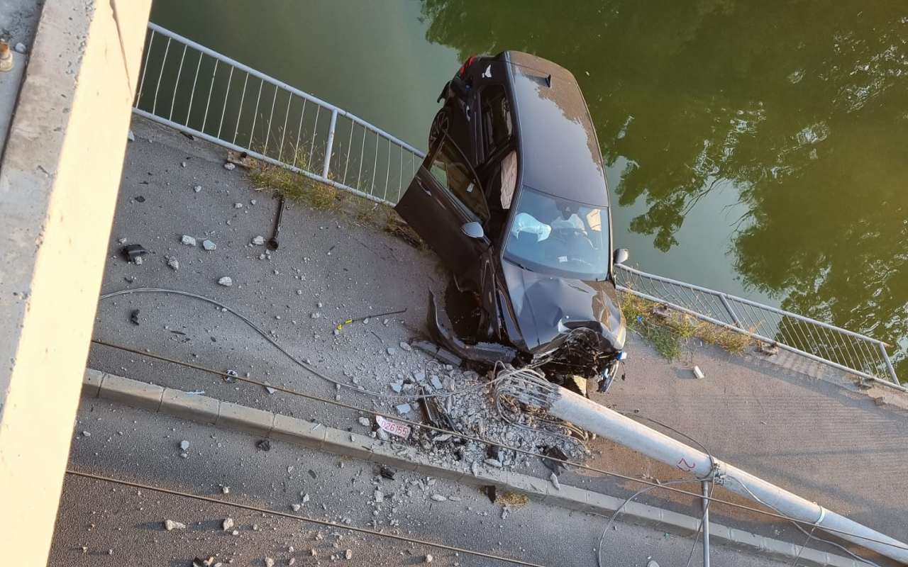 FOTO ACCIDENT cumplit în Capitală. Doi puști de 12 și 13 ani au furat o mașină și au făcut prăpăd în apropiere de podul Străulești