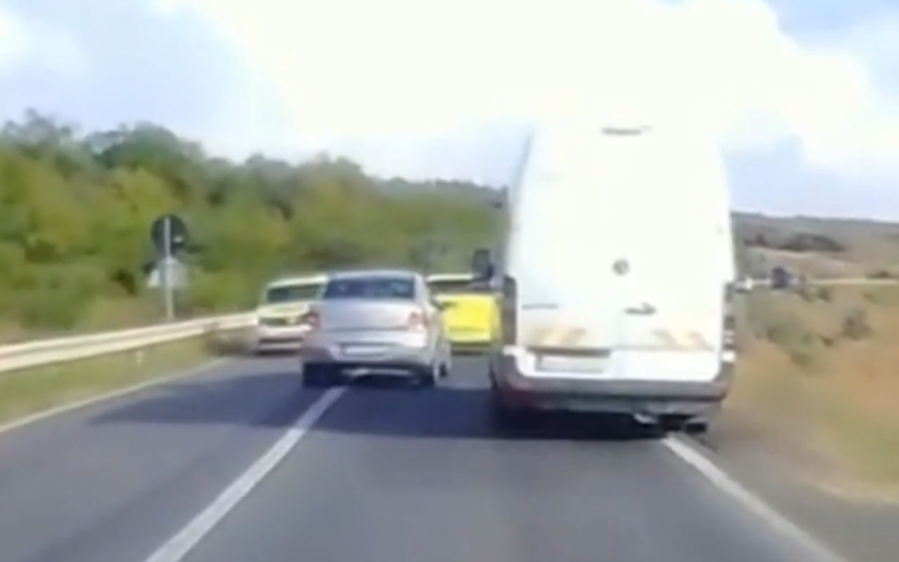 Un șofer teribilist, la un pas să provoace un ACCIDENT mortal după o depășire extrem de periculoasă