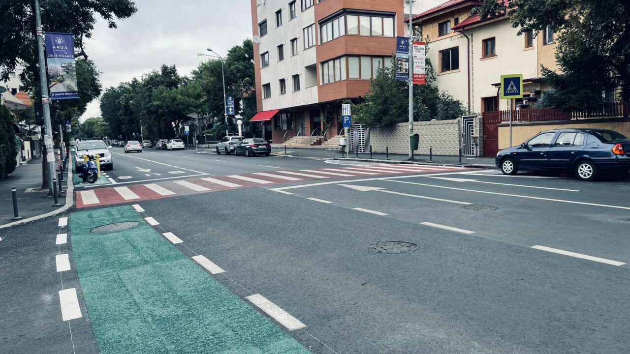 FOTO | Pistă de biciclete inaugurată de Nicușor Dan, dar blocată de mașini