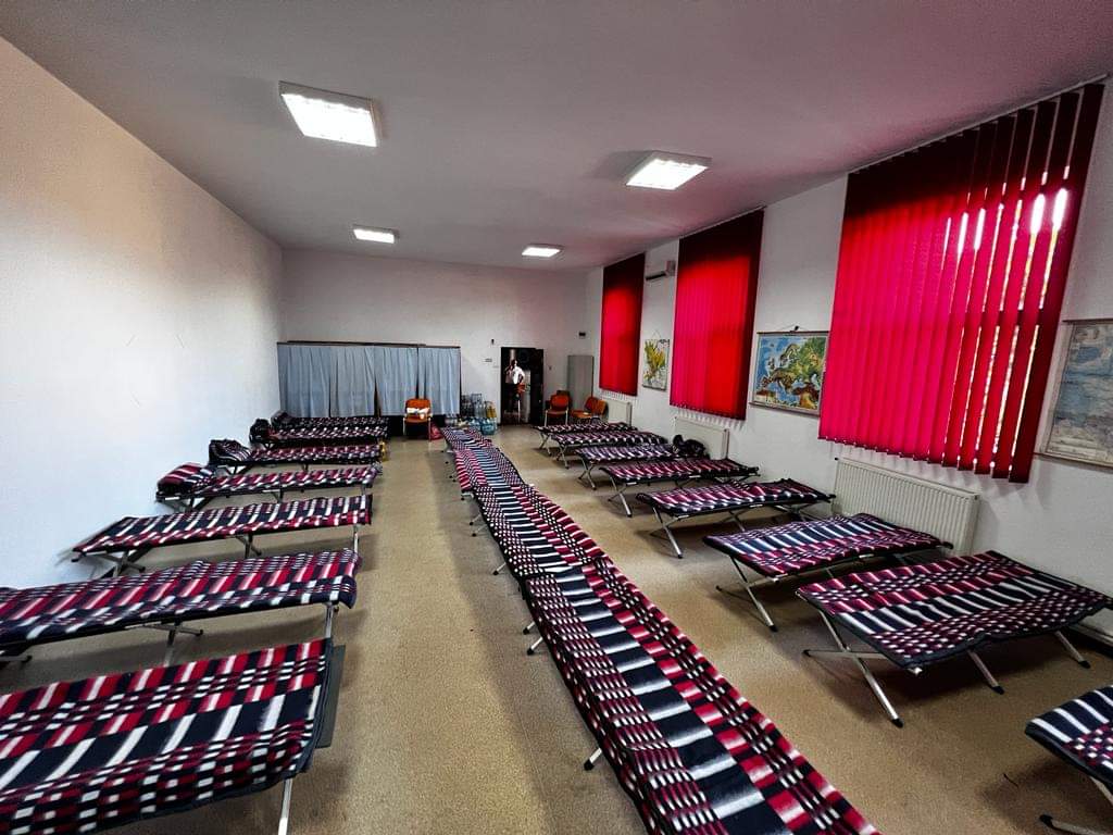 Localnicii din Crevedia care și-au pierdut casele în urma exploziilor de la stația GPL, cazați la căminul cultural