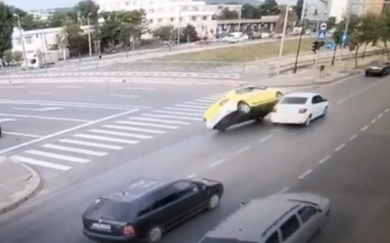 ACCIDENT cu 4 victime la Iași, după ce un șofer a tras brusc la stânga fără se asigure