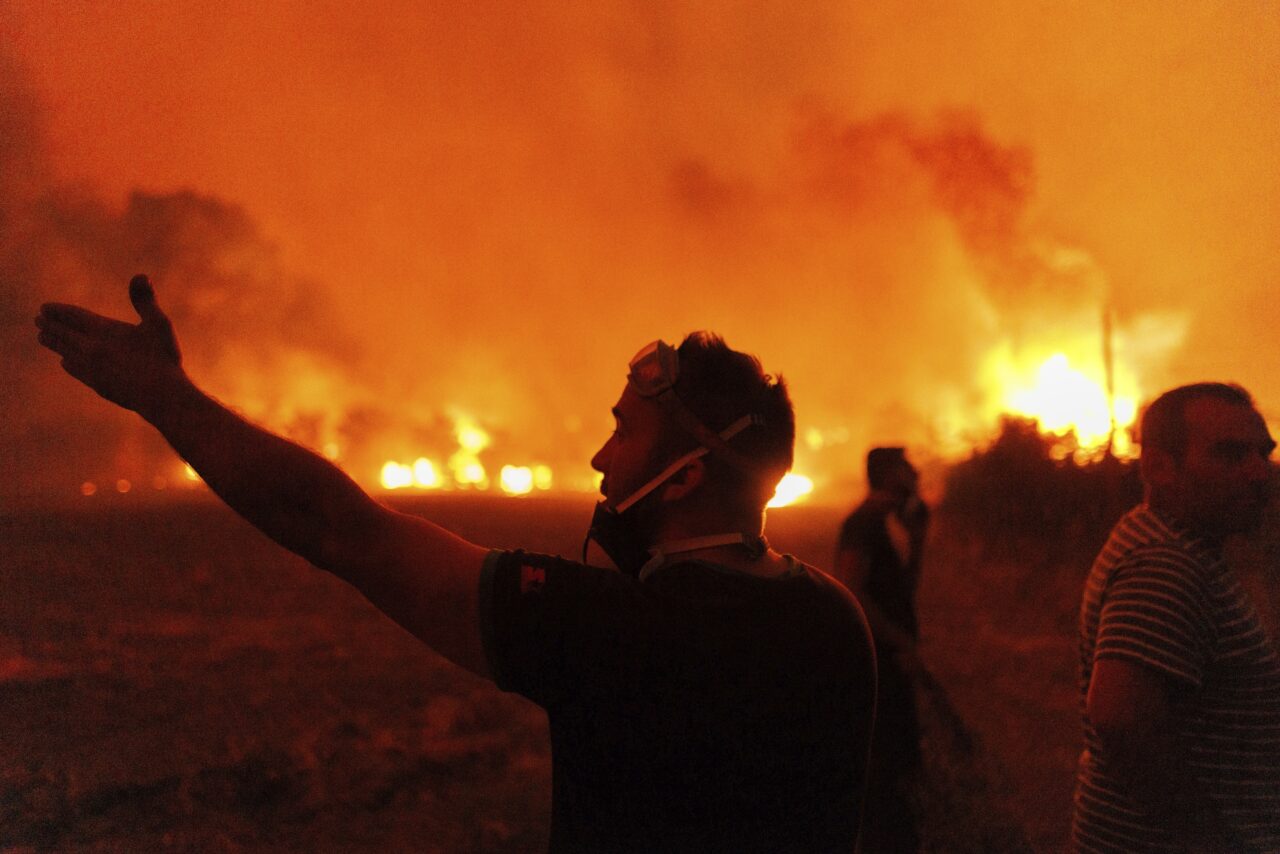 INCENDII ÎN GRECIA – Pompierii români ajută la stingerea unui incendiu în Alexandroupolis. Patrule militare păzesc intrările în păduri