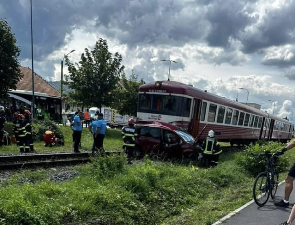 ACCIDENT. Trei persoane au murit după ce un tren a lovit o mașină la o trece peste calea ferată
