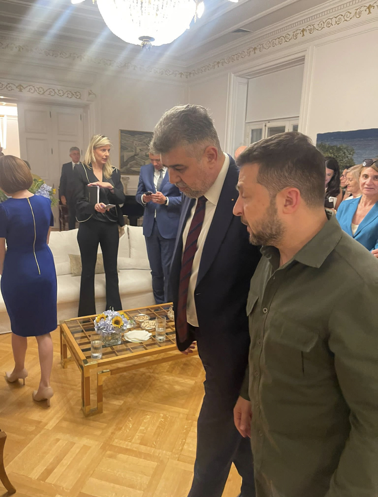 Marcel Ciolacu îi transmite lui Volodimir Zelenski dorința de a participa la reconstrucția Ucrainei