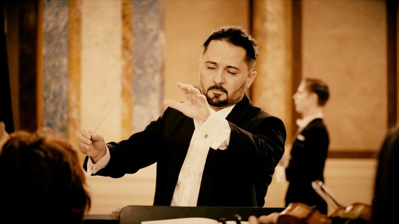 EXCLUSIV VIDEO | Dirijorul Daniel Jinga: „Datorită muncii mamei mele în străinătate, am putut studia”