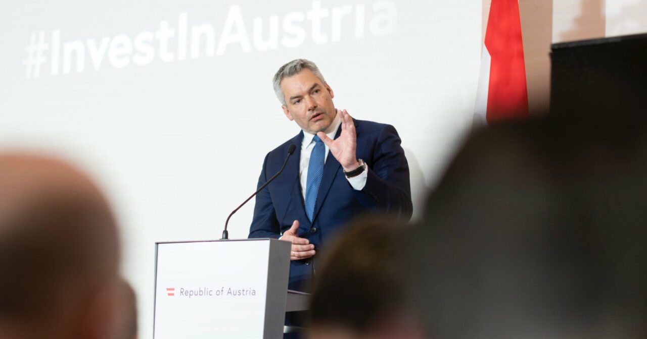 VIDEO | Întâlnirea dintre Olaf Scholz și Karl Nehammer începe cu un HANDSHAKE ratat de Cancelarul austriac